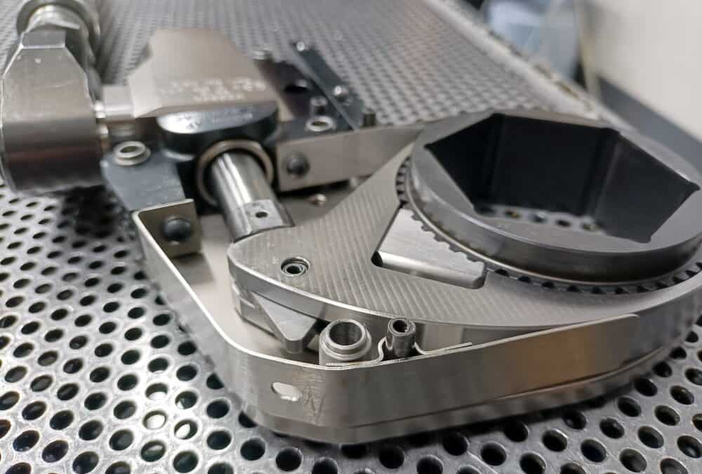 How does a hydraulic torque tool work?